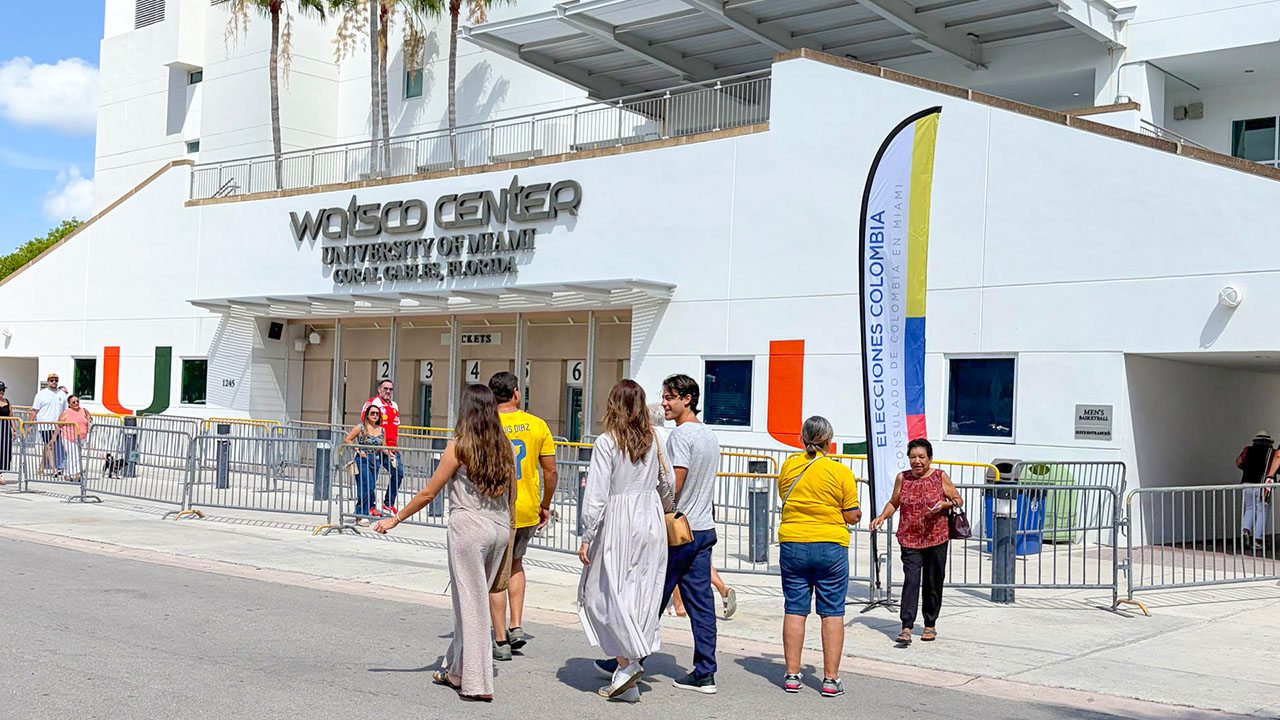 Ciudadanos colombianos votando en Estados Unidos en las elecciones presidenciales de Colombia.