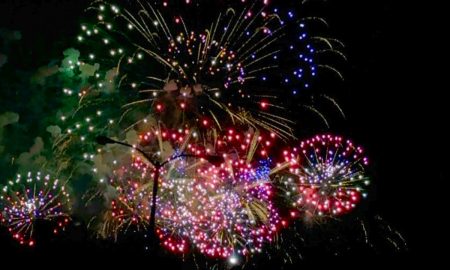 Fuegos artificiales de los Ford Fireworks en el centro de Detroit, Michigan.