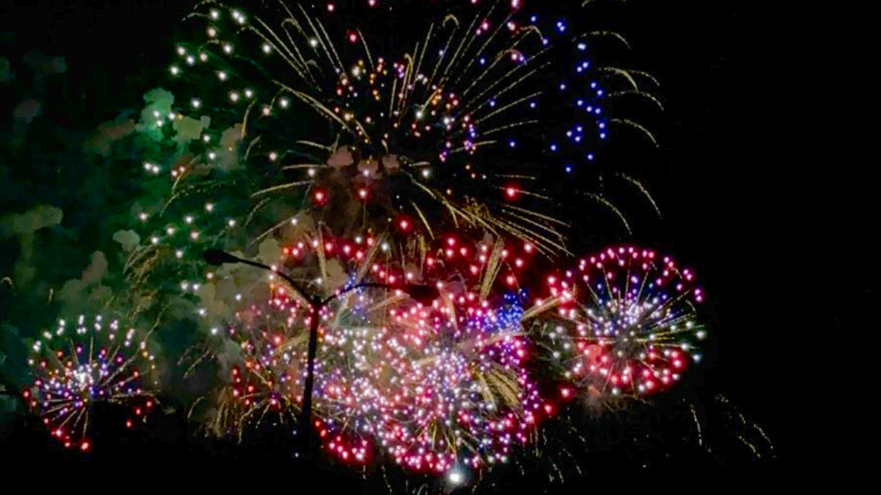 Fuegos artificiales de los Ford Fireworks en el centro de Detroit, Michigan.