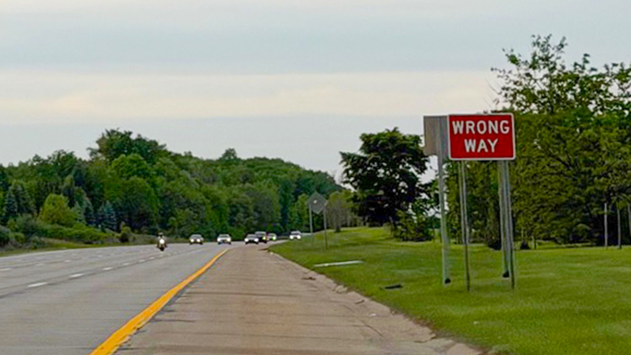 Un conductor que circulaba en sentido contrario en Telegraph Rd perdió la vida tras chocar contra varios vehículos, a la altura de Redford Township, en Metro Detroit.