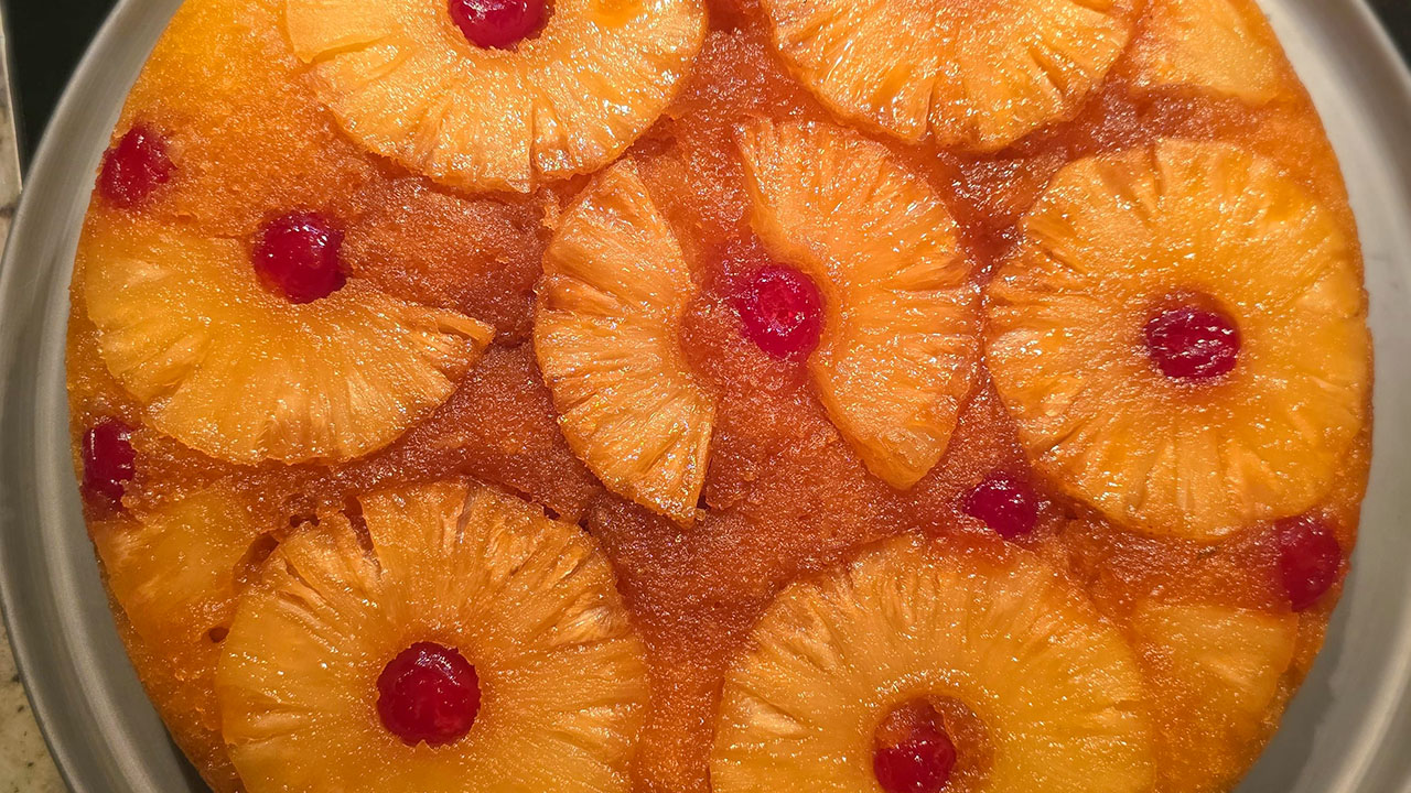 El pastel volteado de piña es un postre clásico muy fácil de preparar.