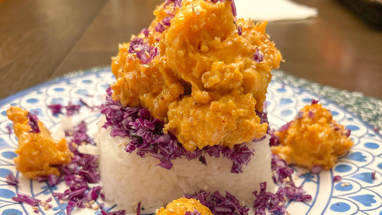 La torre de arroz con camarones empanizados es un platillo fácil de preparar.