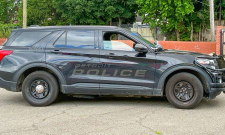 Una bala perdida hirió en el brazo a un niño que paseaba en bicicleta frente a su casa en Detroit.