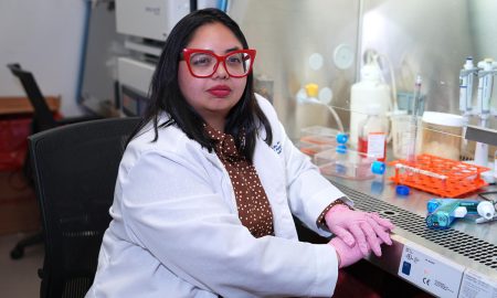 Fotografía del 22 de julio de 2026 que muestra a la científica nicaragüense Lee Seng Lau posando durante una entrevista con EFE en la Universidad Internacional de Florida (FIU) en Miami (Estados Unidos).