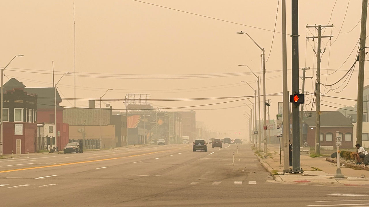 Detroit amaneció este jueves 16 de julio como la ciudad con la peor calidad del aire del mundo, debido al humo de los incendios forestales de Canadá.