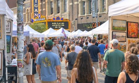 La Feria del Arte de Ann Arbor se lleva a cabo en varias cuadras de las calles del centro de la ciudad.