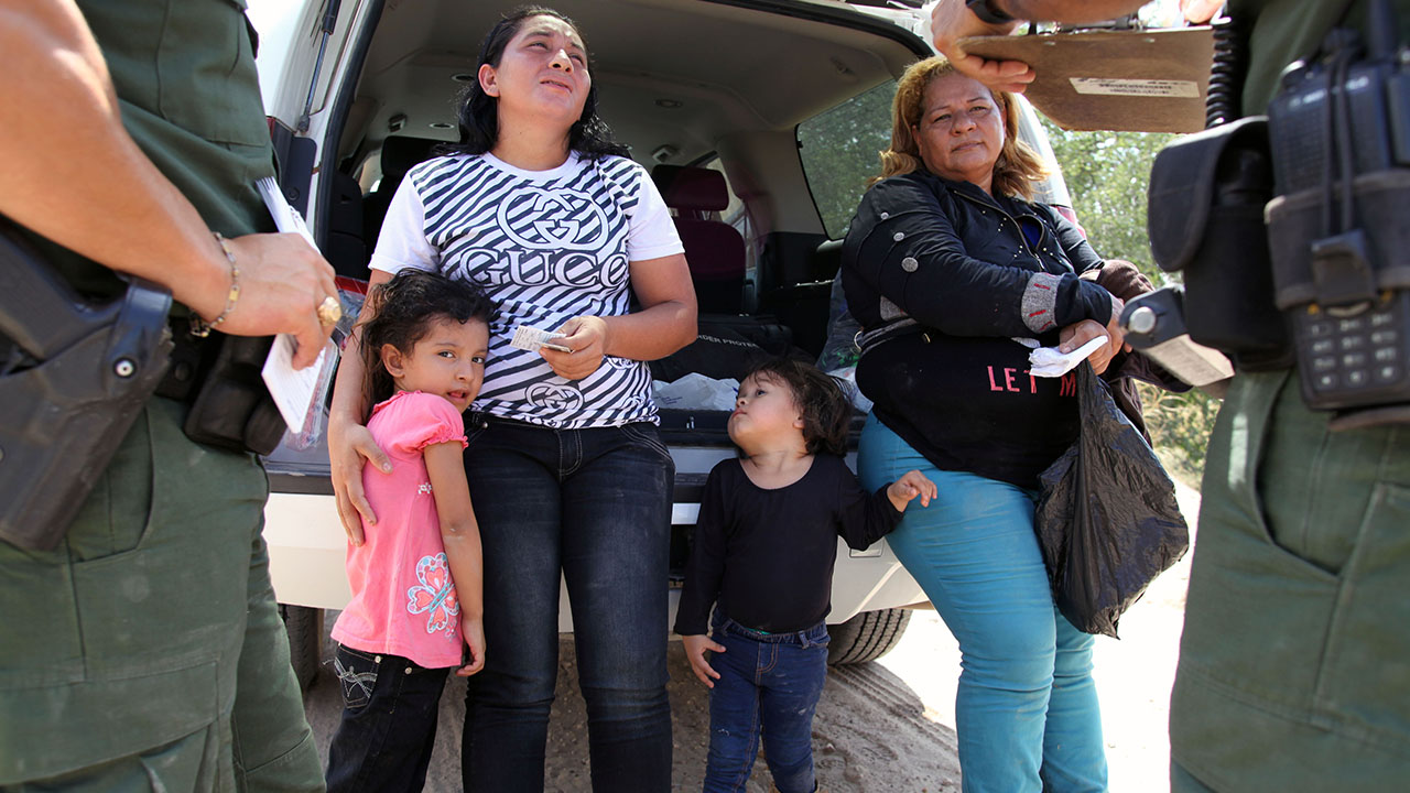 Una nueva medida de la administración Trump dejaría a niños no acompañados sin representación legal.