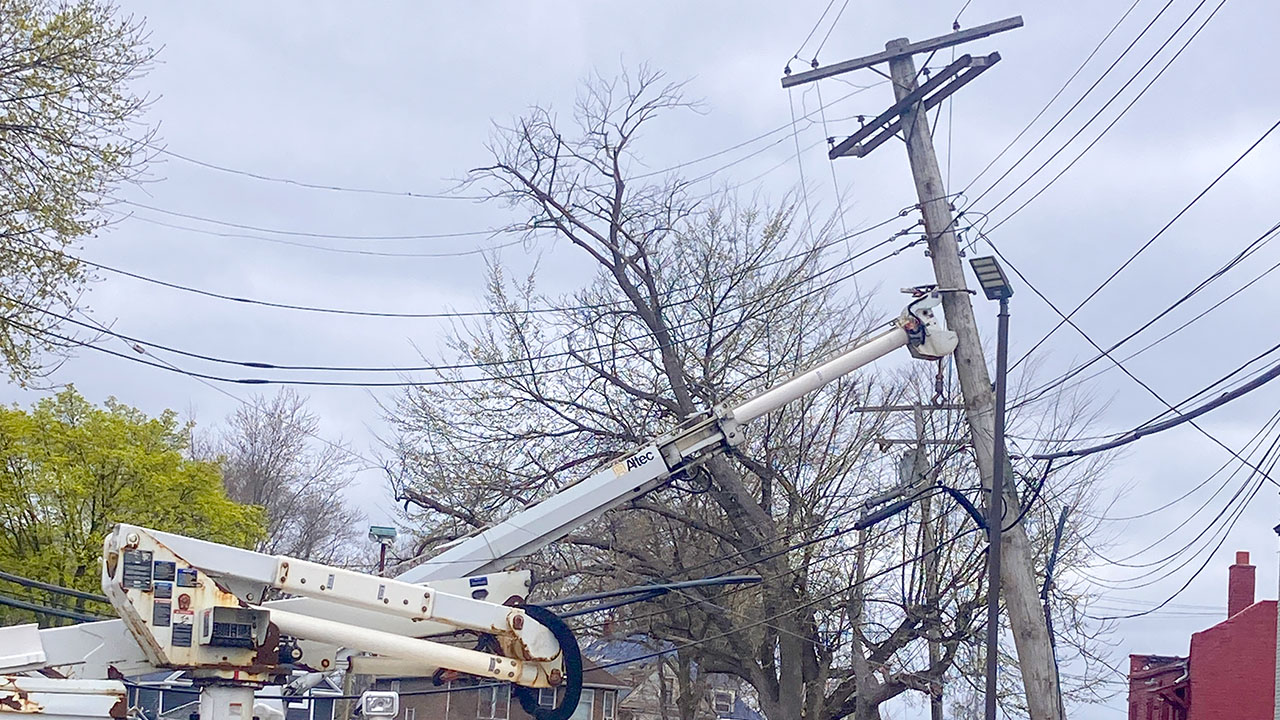 Miles de hogares en Metro Detroit acumulan tres días sin energía eléctrica tras una intensa tormenta.
