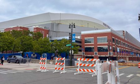 Seis trabajadores sufrieron un accidente mientras desarmaban el escenario del concierto de Ed Sheeran en el Ford Field de Detroit y fueron hospitalizados.