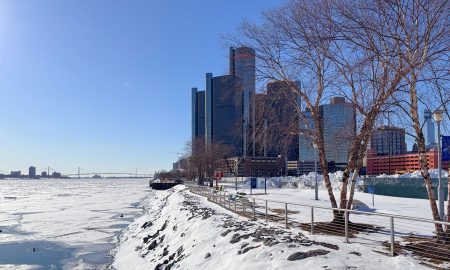 Detroit cubierto de nieve, representando las predicciones del clima del invierno 2026-27 en Michigan según Farmers' Almanac.