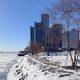 Detroit cubierto de nieve, representando las predicciones del clima del invierno 2026-27 en Michigan según Farmers' Almanac.