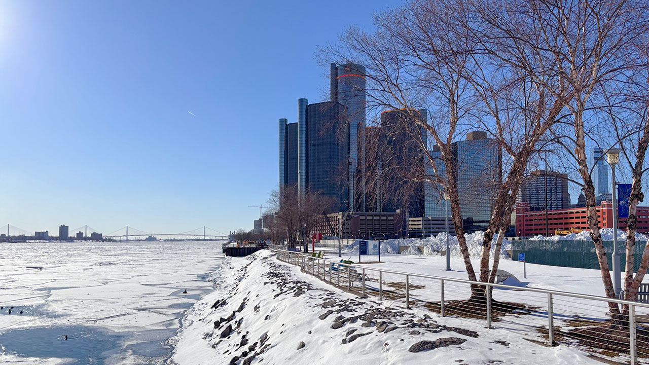 Detroit cubierto de nieve, representando las predicciones del clima del invierno 2026-27 en Michigan según Farmers' Almanac.