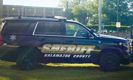 Un accidente en el suroeste de Michigan dejó a dos adolescentes sin vida y a otros tres gravemente heridos, en el condado de Kalamazoo.