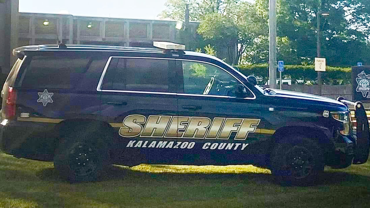 Un accidente en el suroeste de Michigan dejó a dos adolescentes sin vida y a otros tres gravemente heridos, en el condado de Kalamazoo.