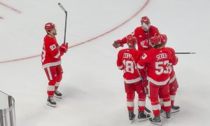 Alex DeBrincat firmó con los Detroit Red Wings el contrato más grande en la historia de la franquicia.