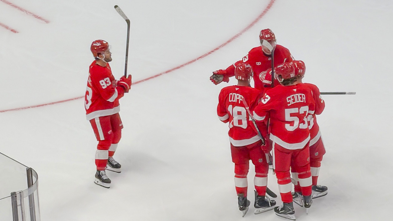 Alex DeBrincat firmó con los Detroit Red Wings el contrato más grande en la historia de la franquicia.