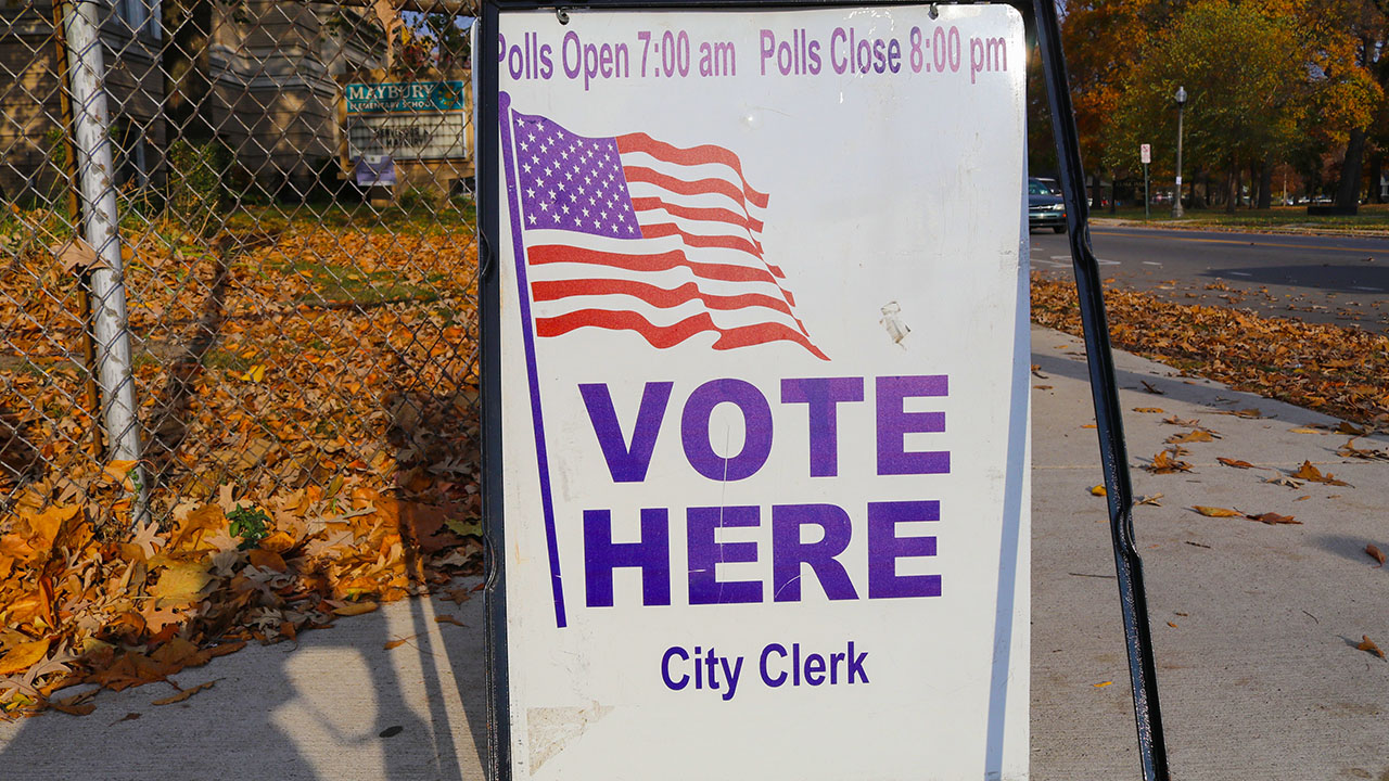 Todo lo que debes saber para votar por adelantado en Michigan.