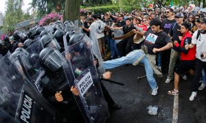 Varias personas fueron detenidas y resultaron heridas en una protesta por agua contaminada en Guadalajara, Jalisco.