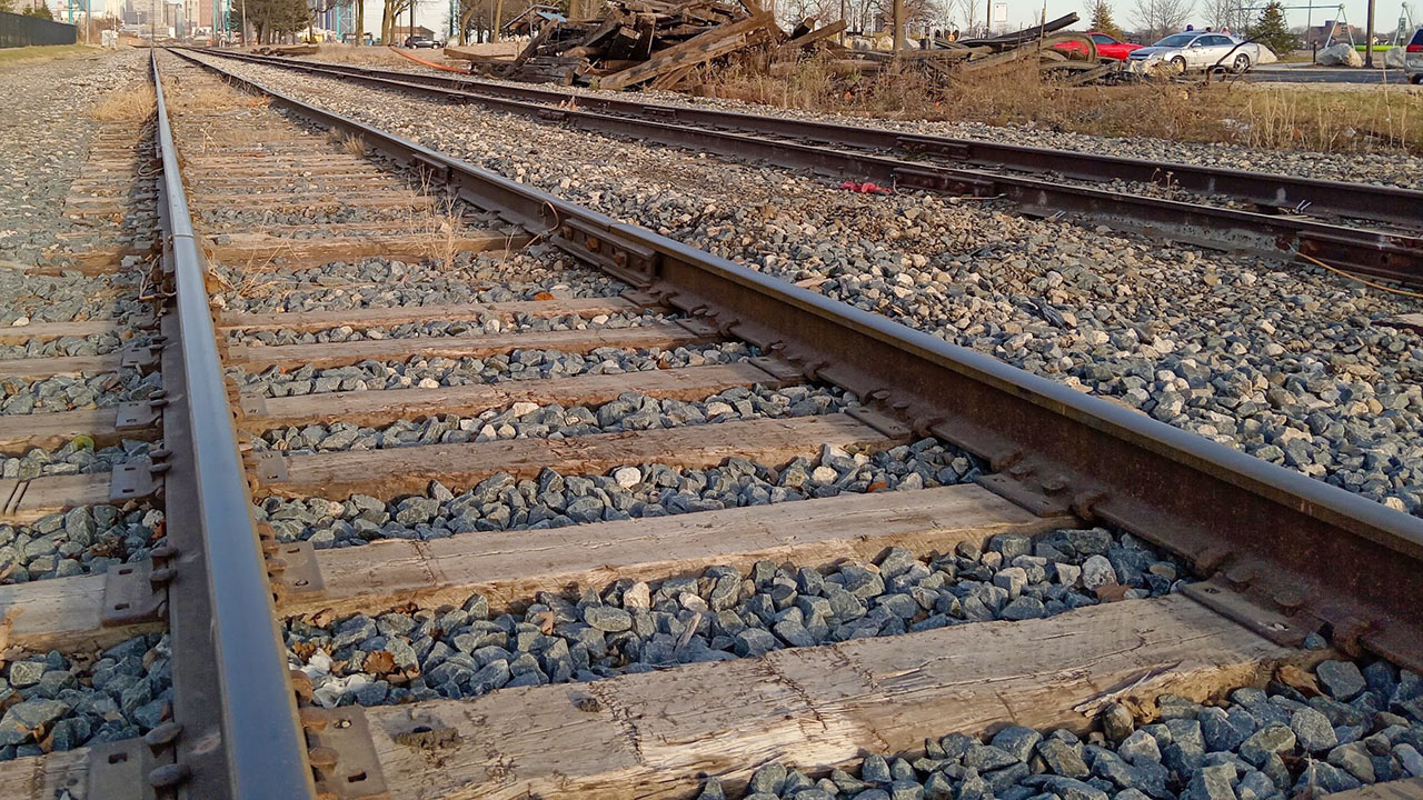Un tren atropelló a una familia y una niña de 4 años murió, en Ecorse, en el área del Downriver de Metro Detroit.